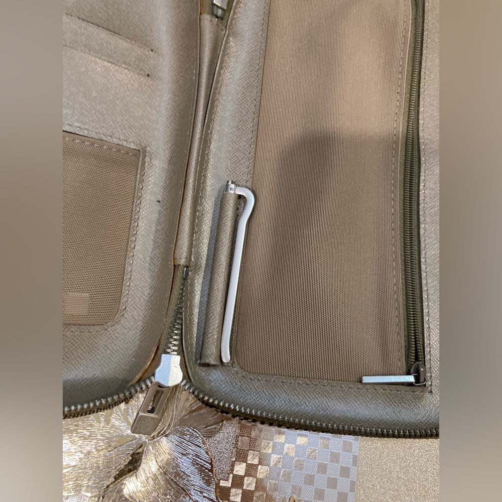 💯% Authentic Louis Vuitton crossbody - Picture 14 of 16
